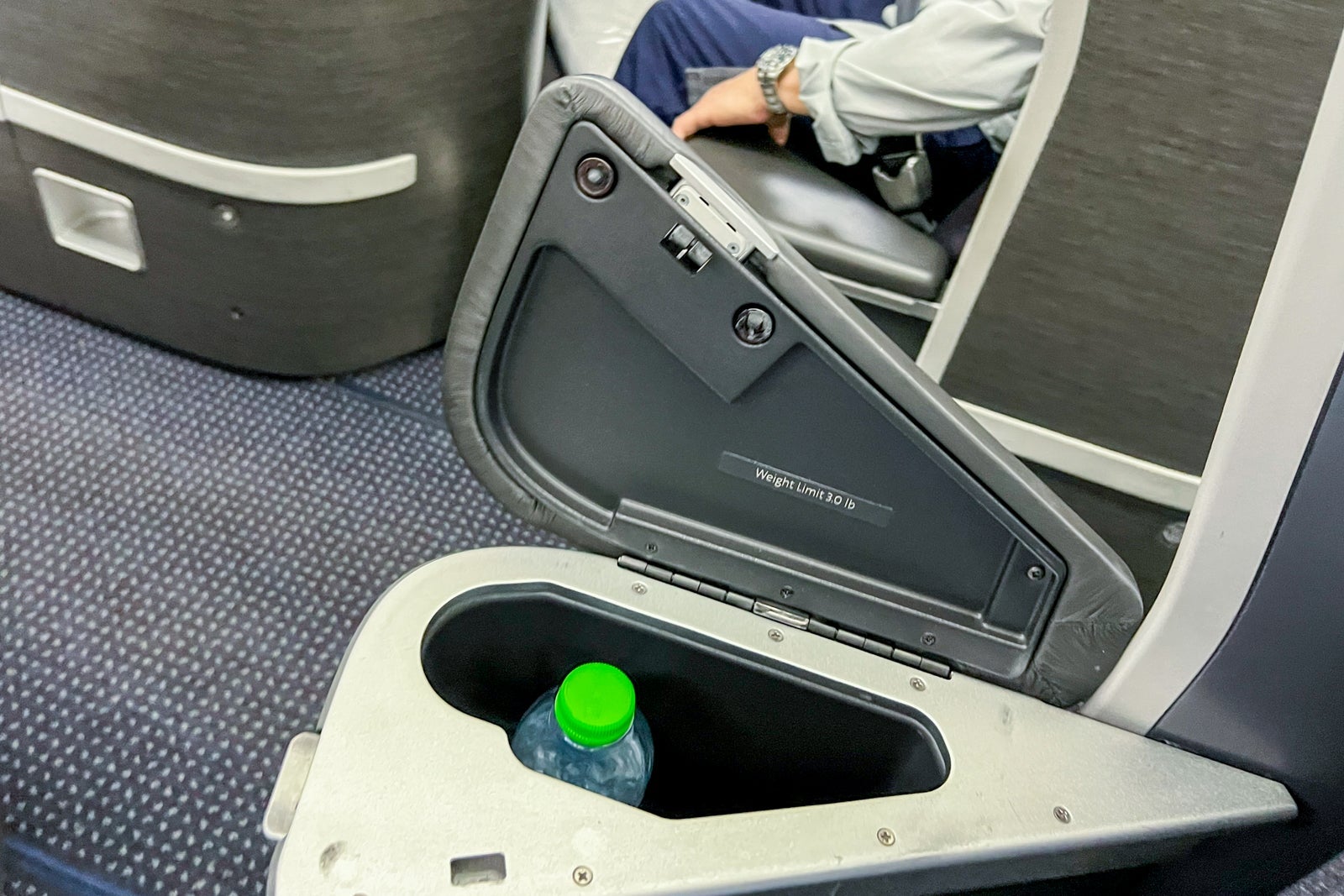 Business-class cabin armrest