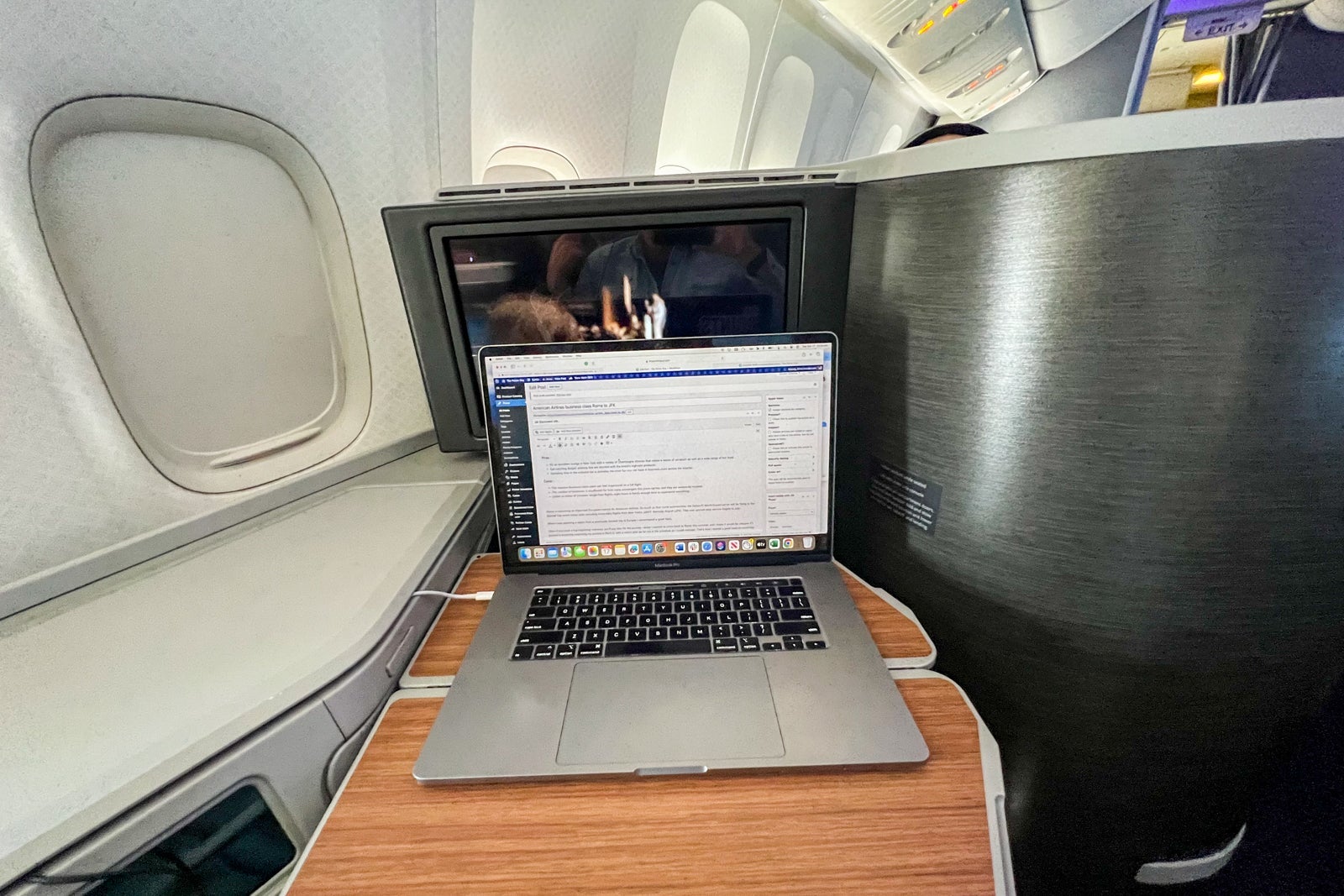 Business-class cabin tray table
