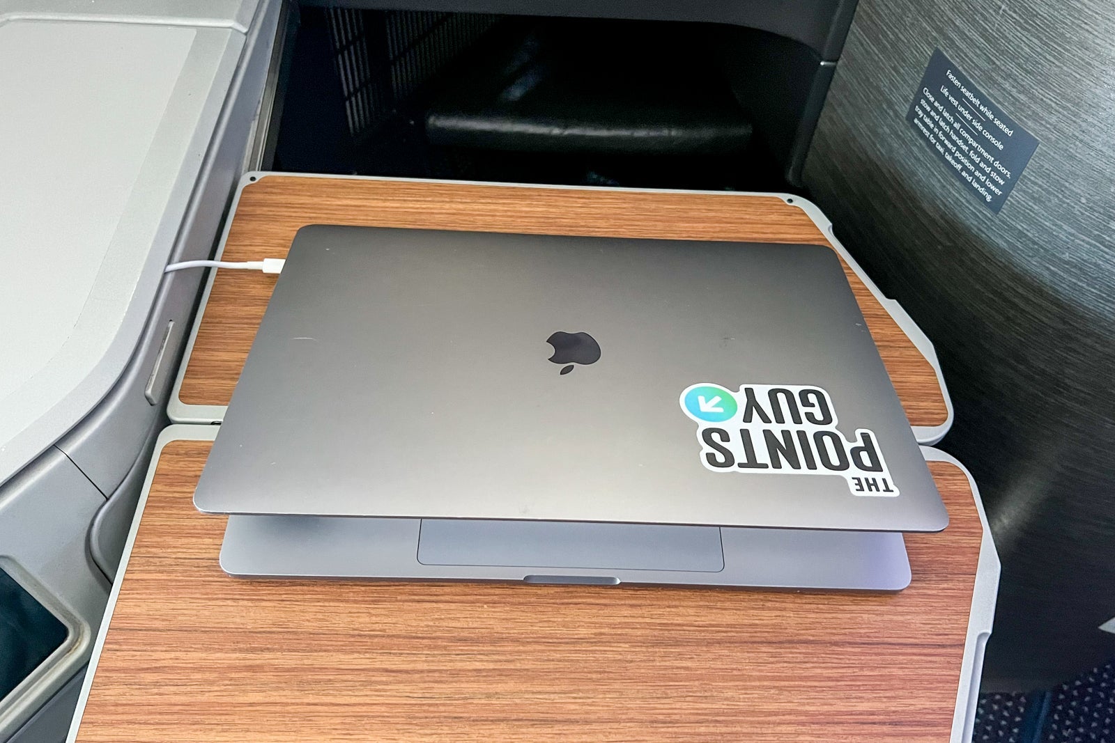 Business-class cabin tray table