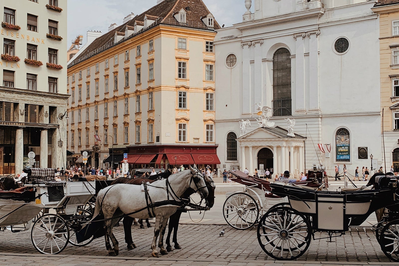 horse-drawn carriages in the square in front of the Park Hyatt Vienna