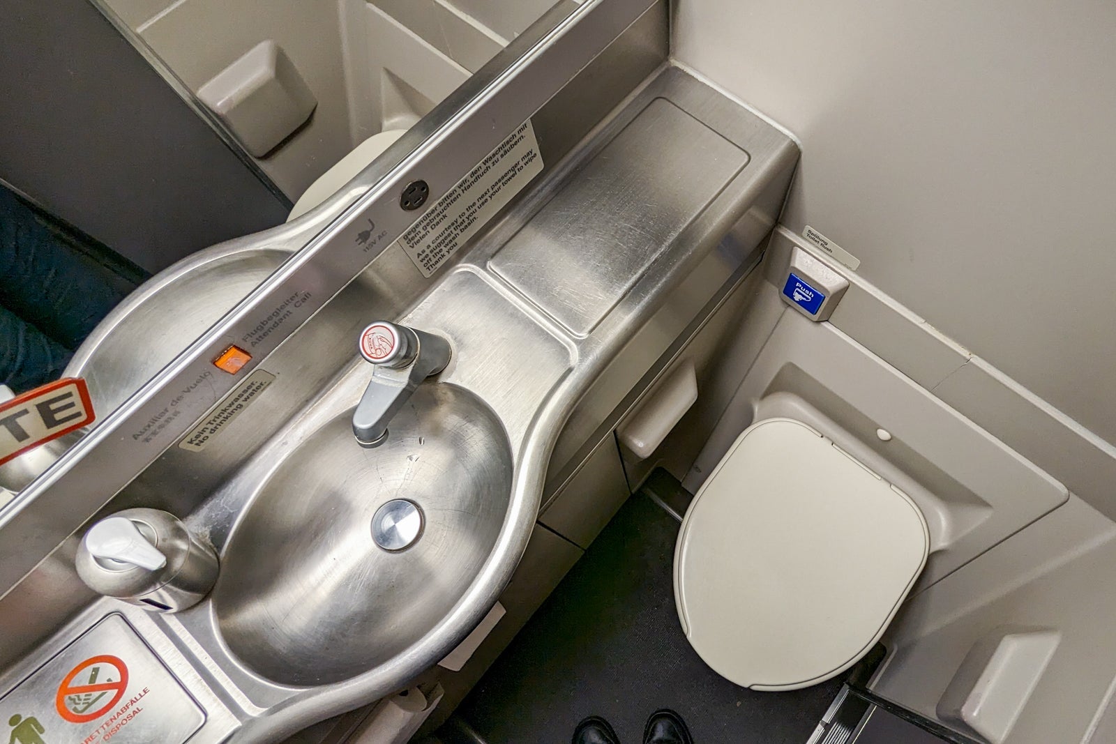 lufthansa bathroom