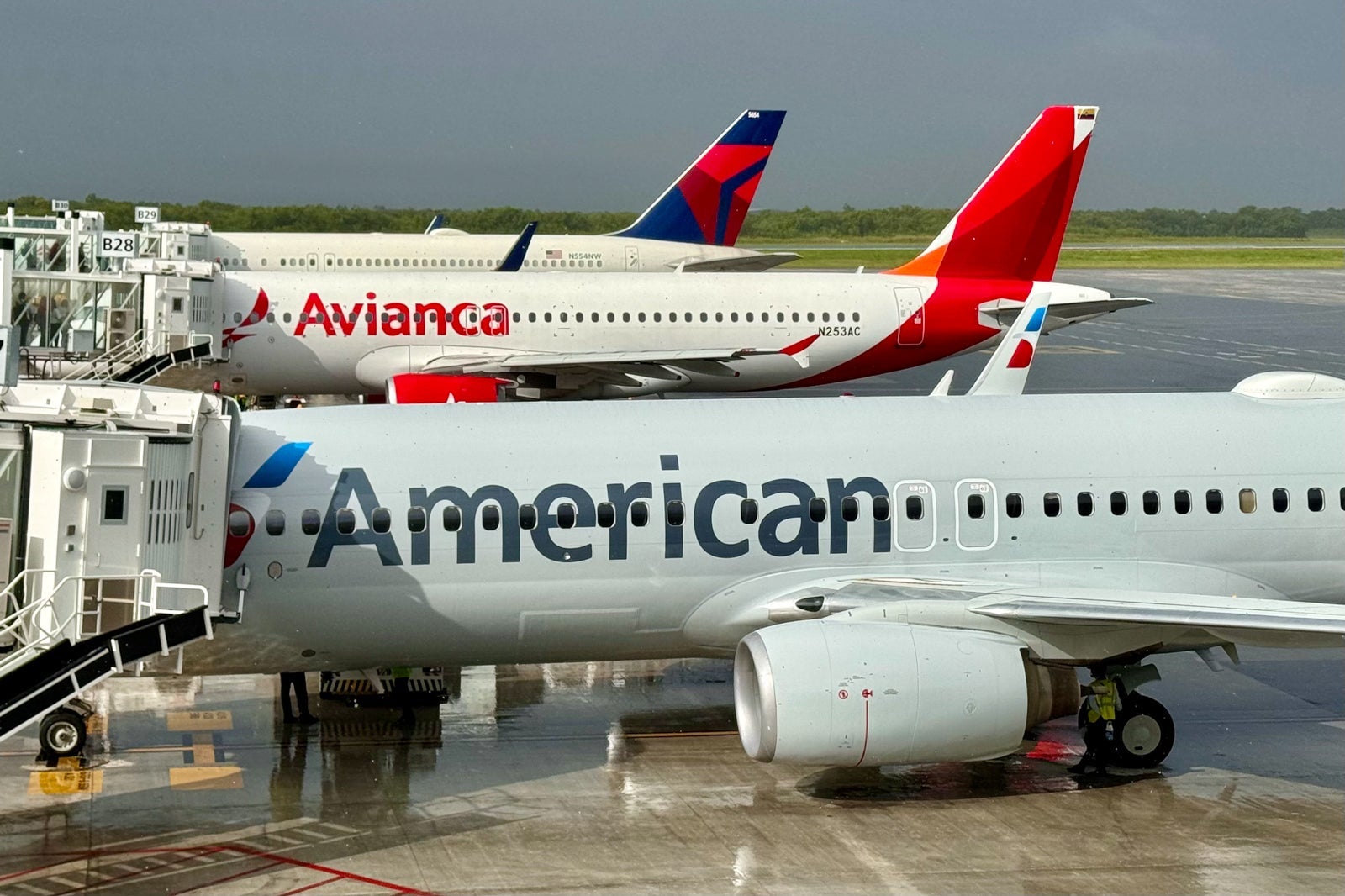 American and Avianca jets