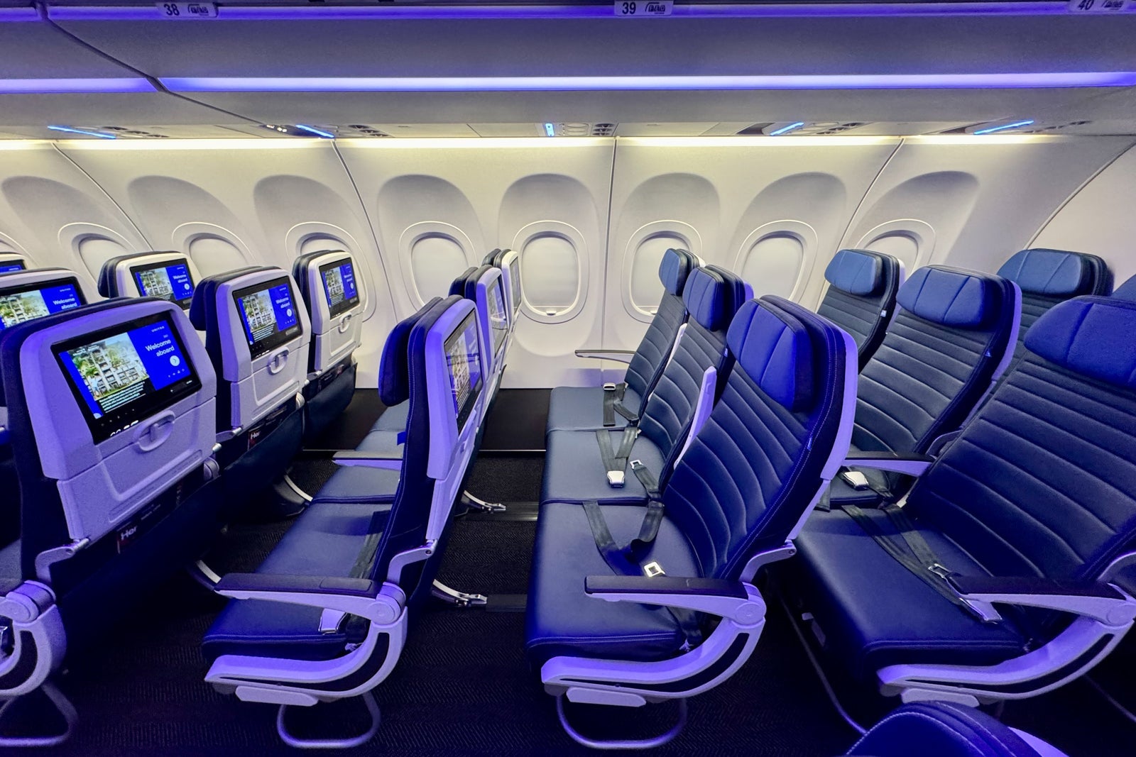 United A321 economy cabin