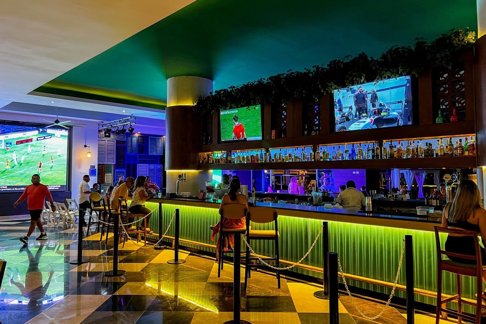 Lobby bar at Wyndham Altra Cancun