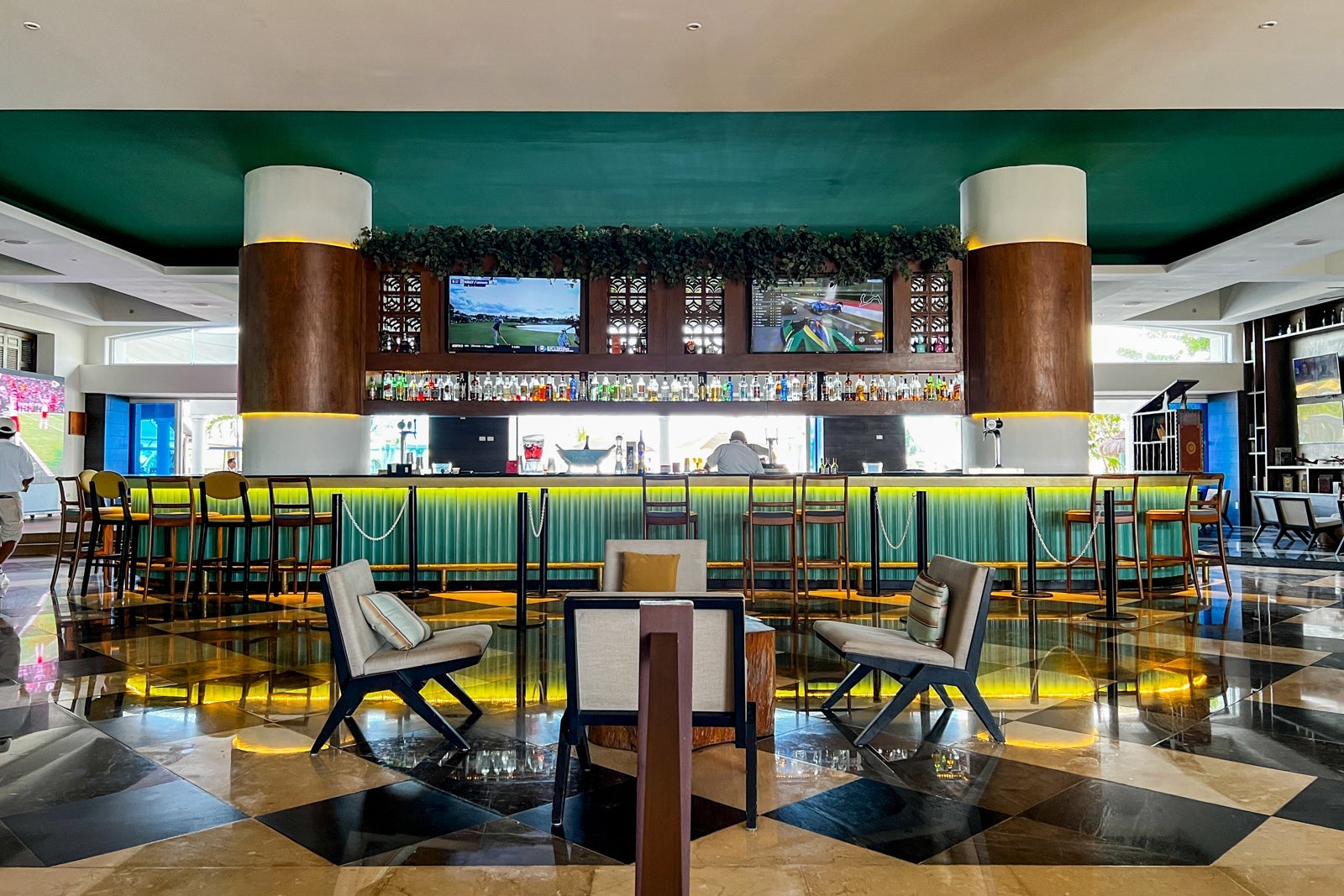 Lobby bar at Wyndham Altra Cancun