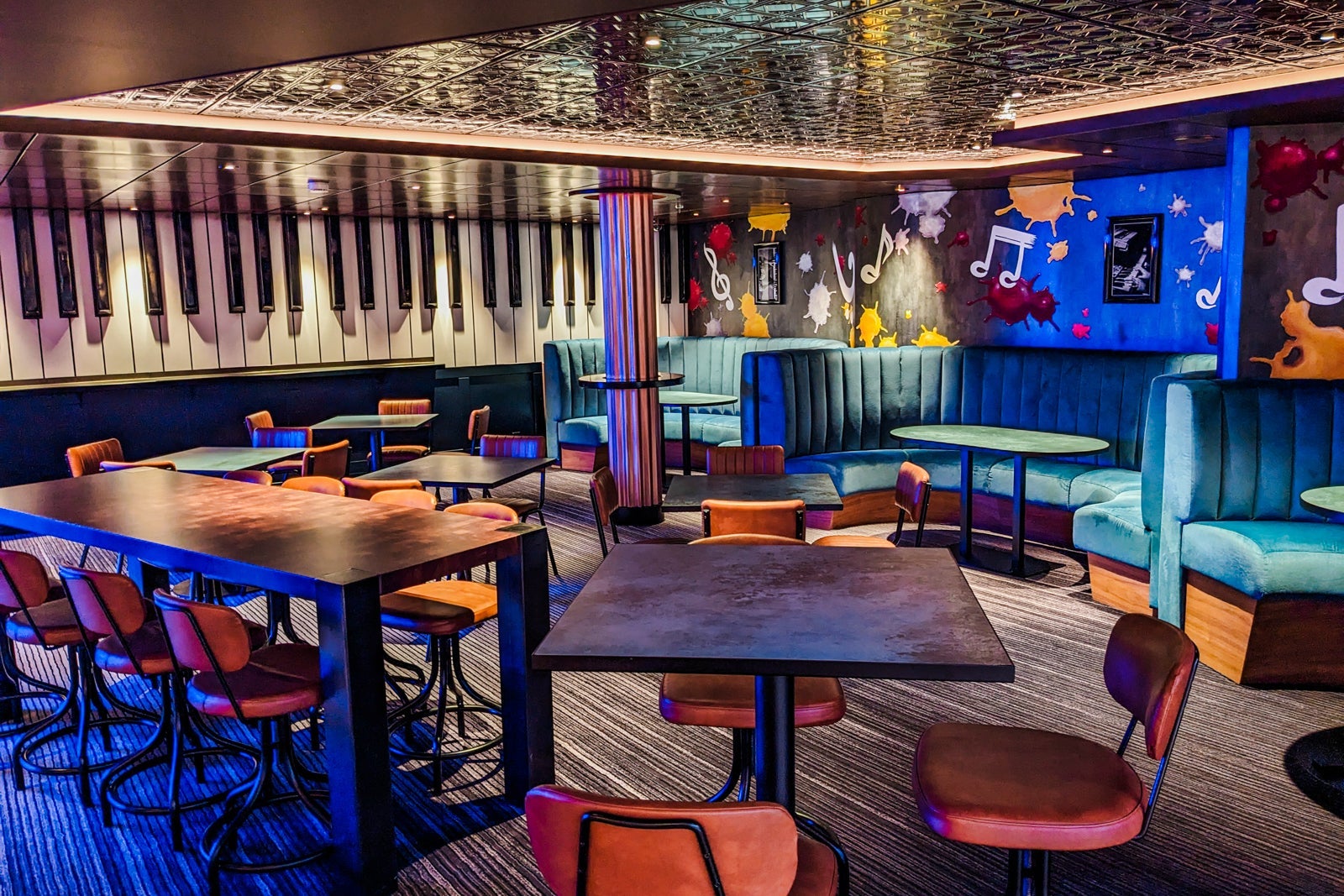 Dueling Pianos bar on Icon of the Seas