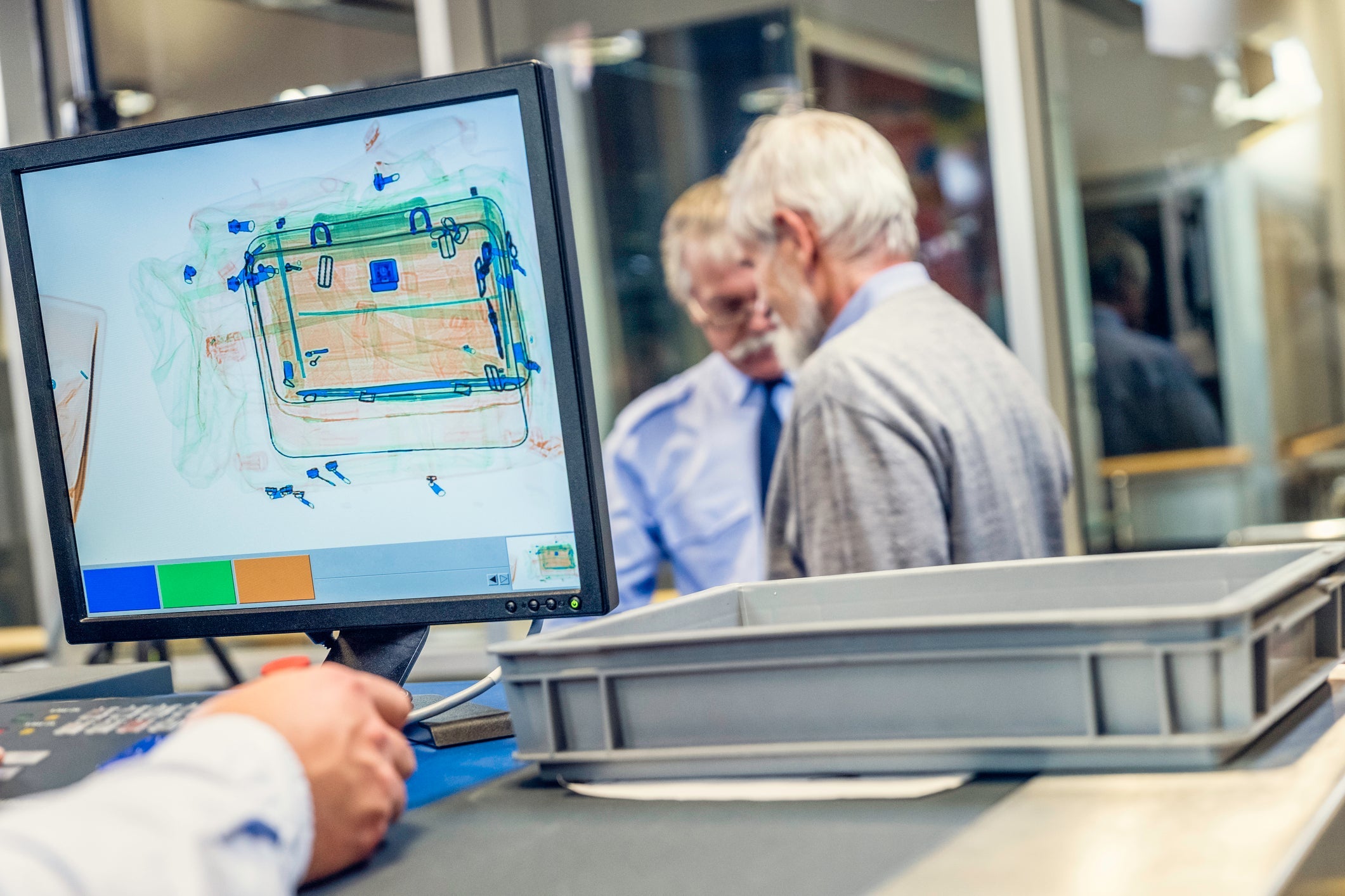 AIRPORT SECURITY SCANNER WITH IMAGE OF X-RAYED SUITCASE ON A SCREEN