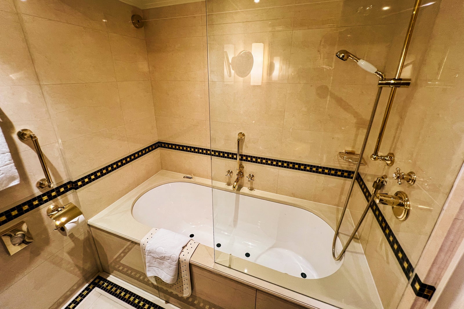 A junior suite on Sea Cloud Spirit