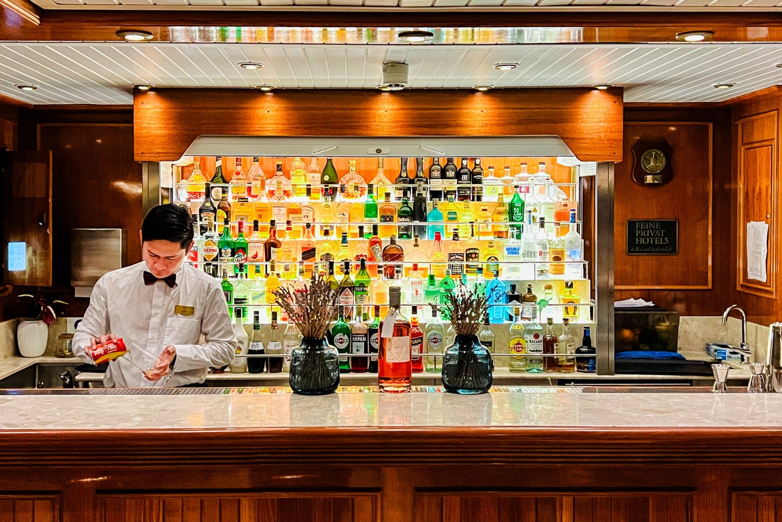 Sea Cloud Spirit bar