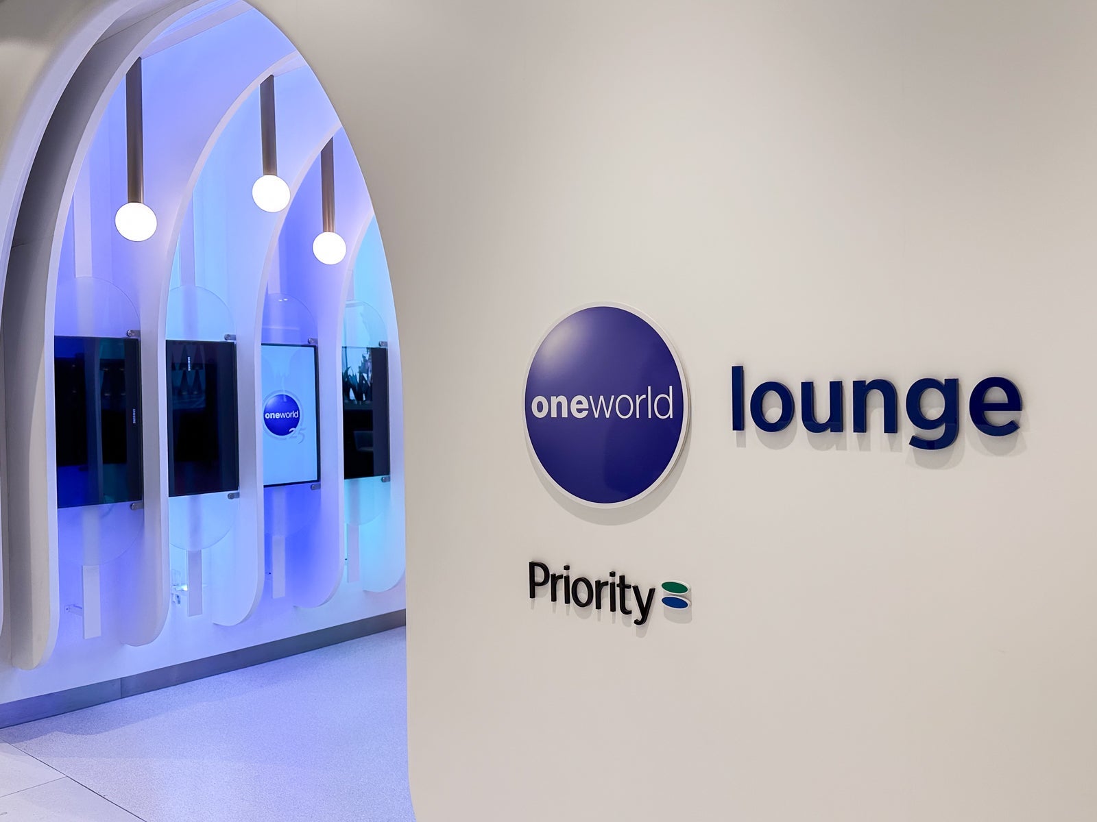 5 reasons why I believe American miles are worth more than United and Delta miles Oneworld lounge in Amsterdam.