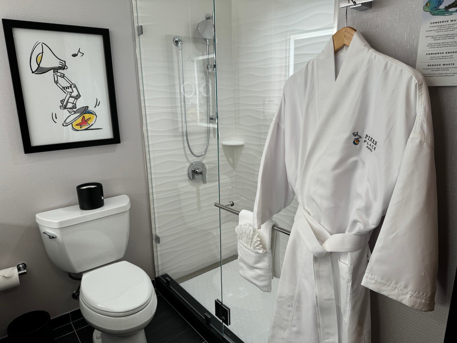 Pixar Place Hotel bathroom