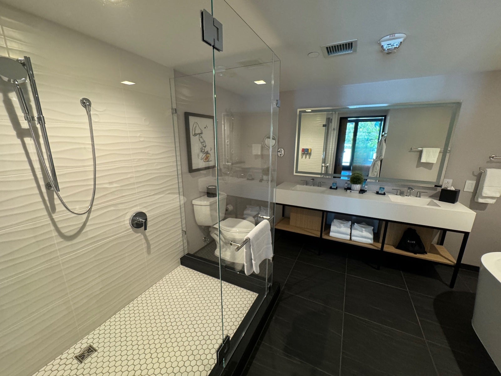 Pixar Place Hotel bathroom