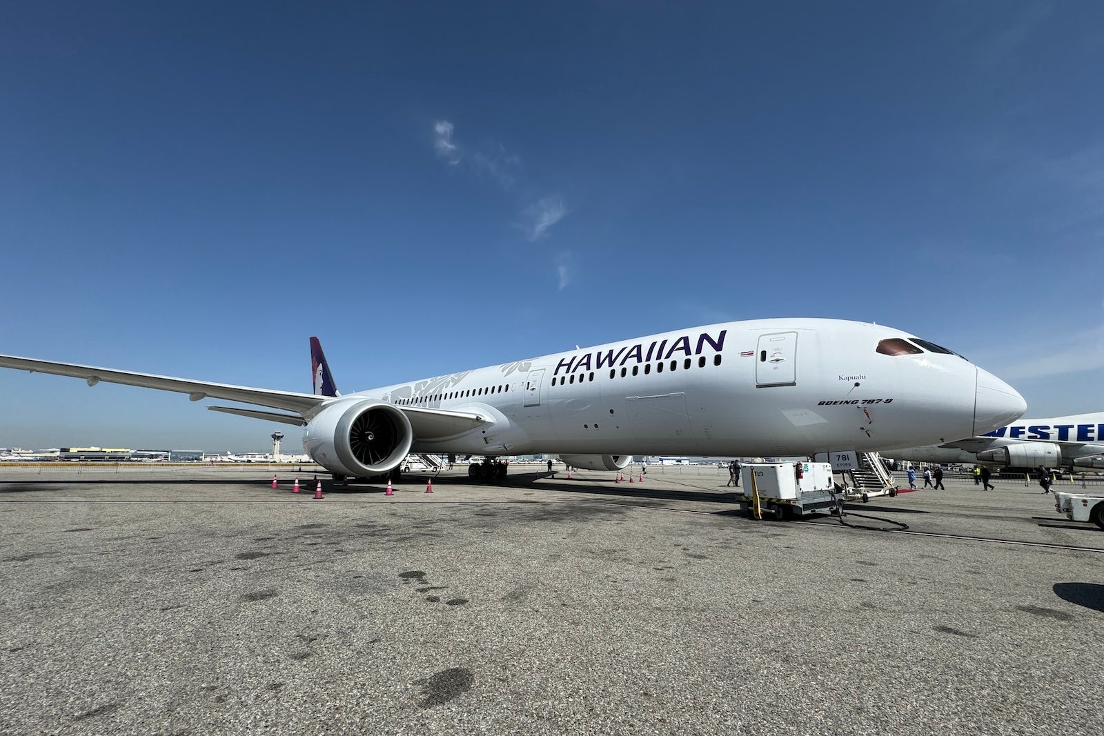 Hawaiian 787 exterior