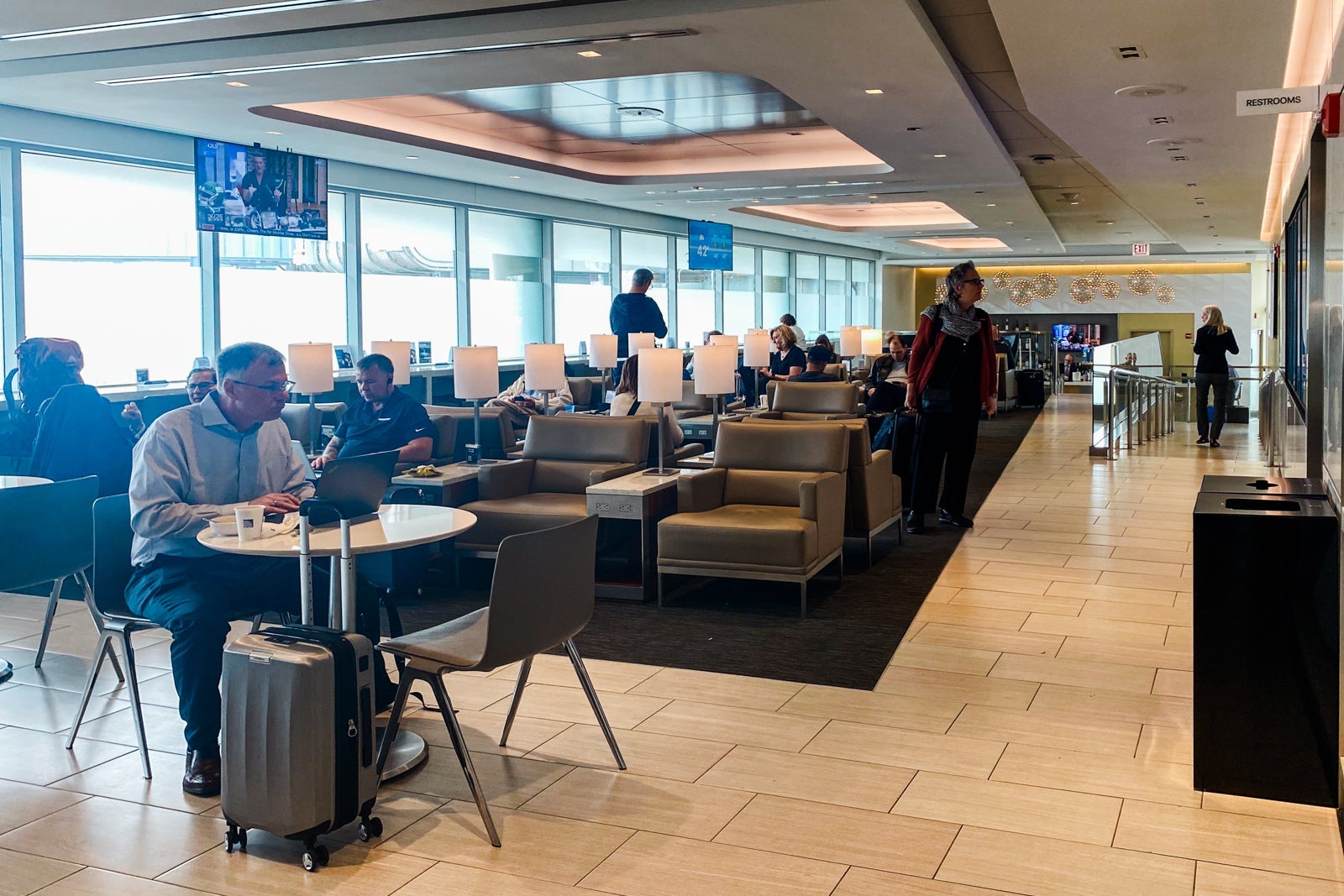 The best lounges at Chicago's O'Hare — and how to get inside - The ...