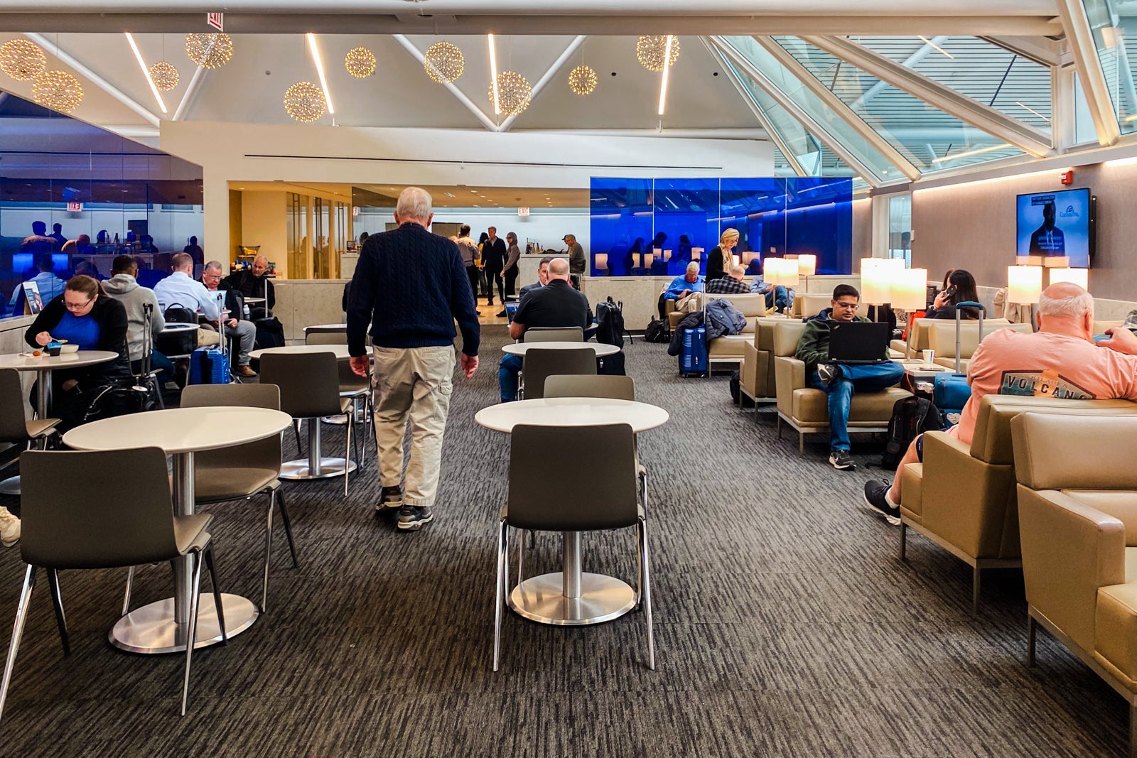 United Club B6 at ORD.