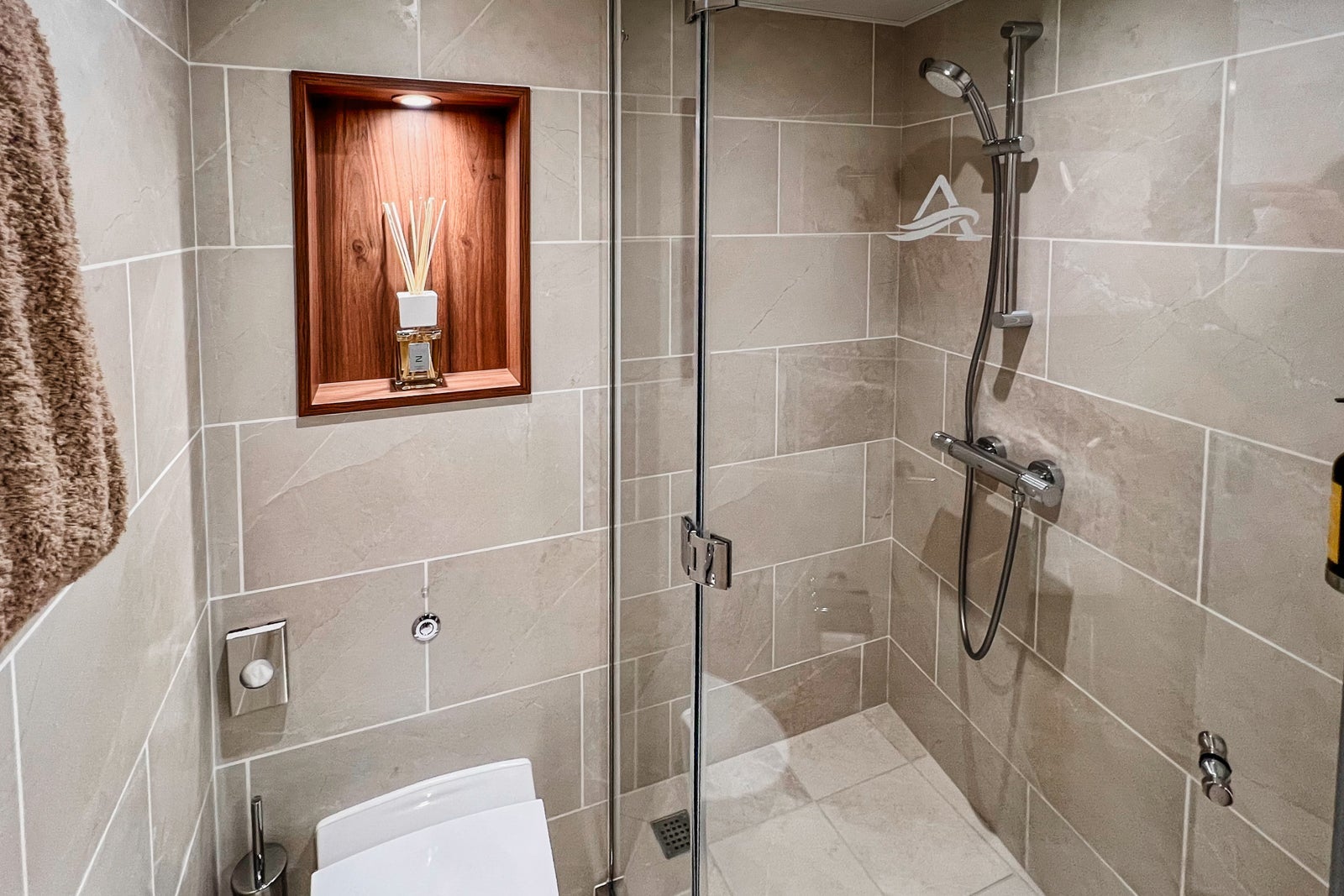 A bathroom shower on Avalon Alegria