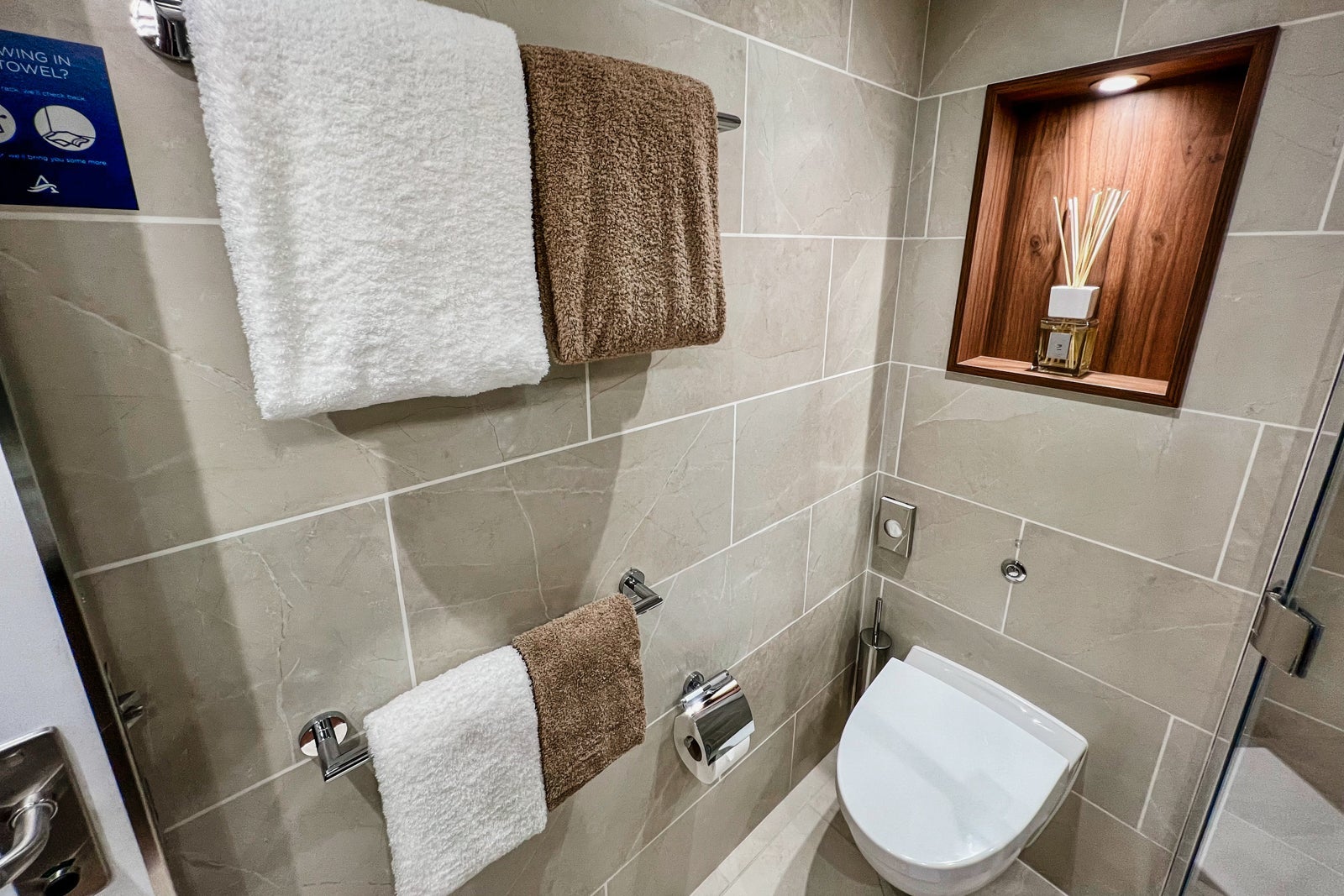 Two colors of towels on Avalon Alegria