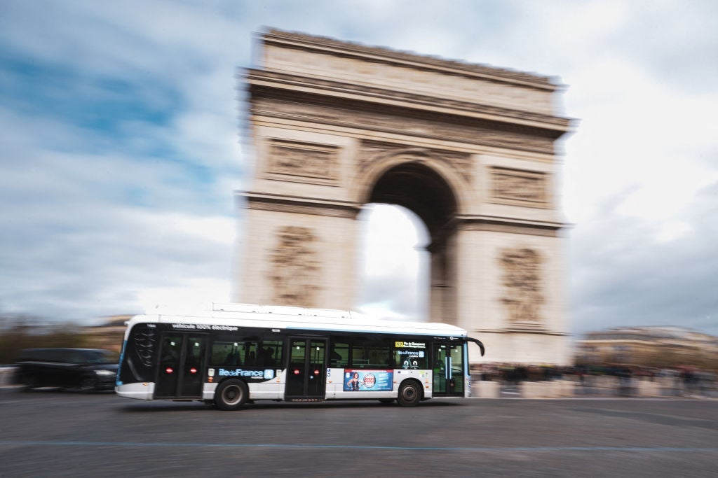 The RATP bus 92 passes the Arc de Triomphe in Paris
