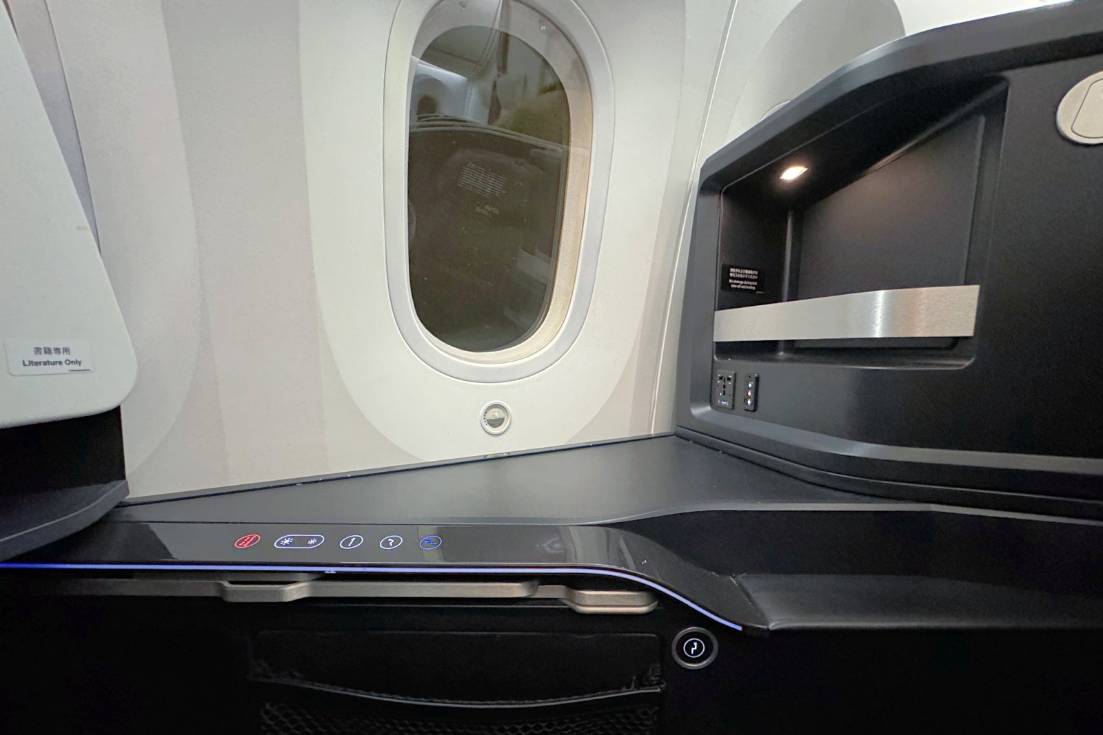 ZIP Full-Flat Seat Storage and Table