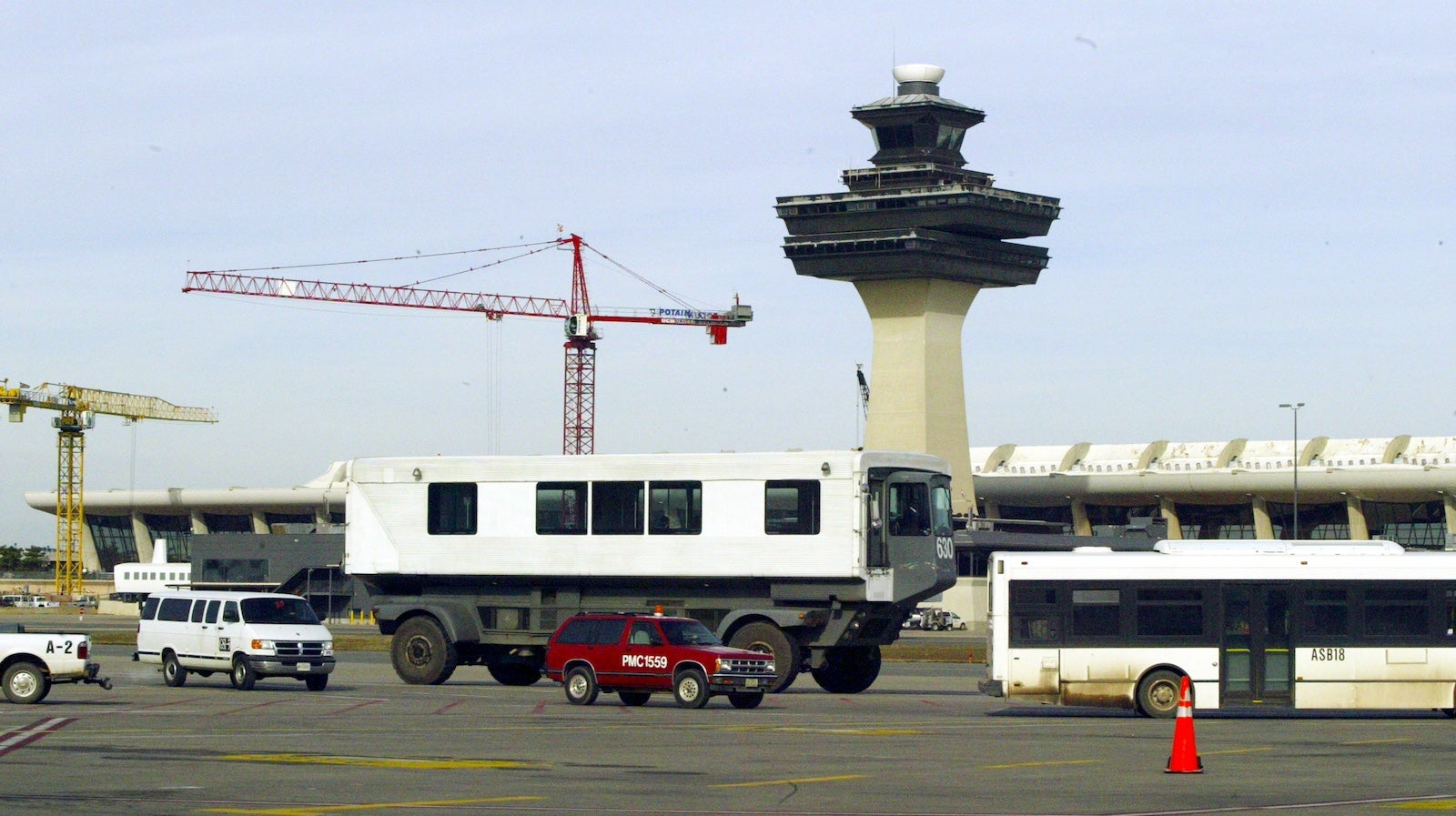 Hold your lounges! Dulles’ love-it-or-hate it people movers aren’t going anywhere until the mid-2030s Hold your lounges! Dulles’ love-it-or-hate it people movers aren’t going anywhere until the mid-2030s