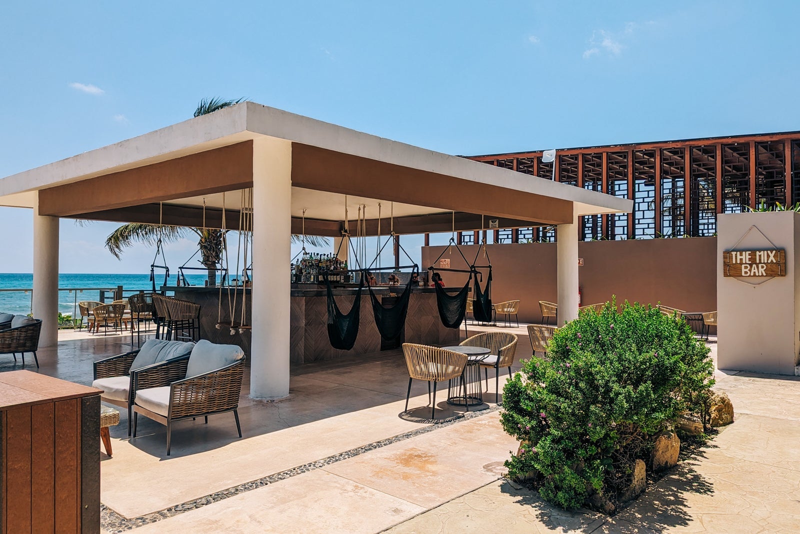 Dreams Jade beachront bar