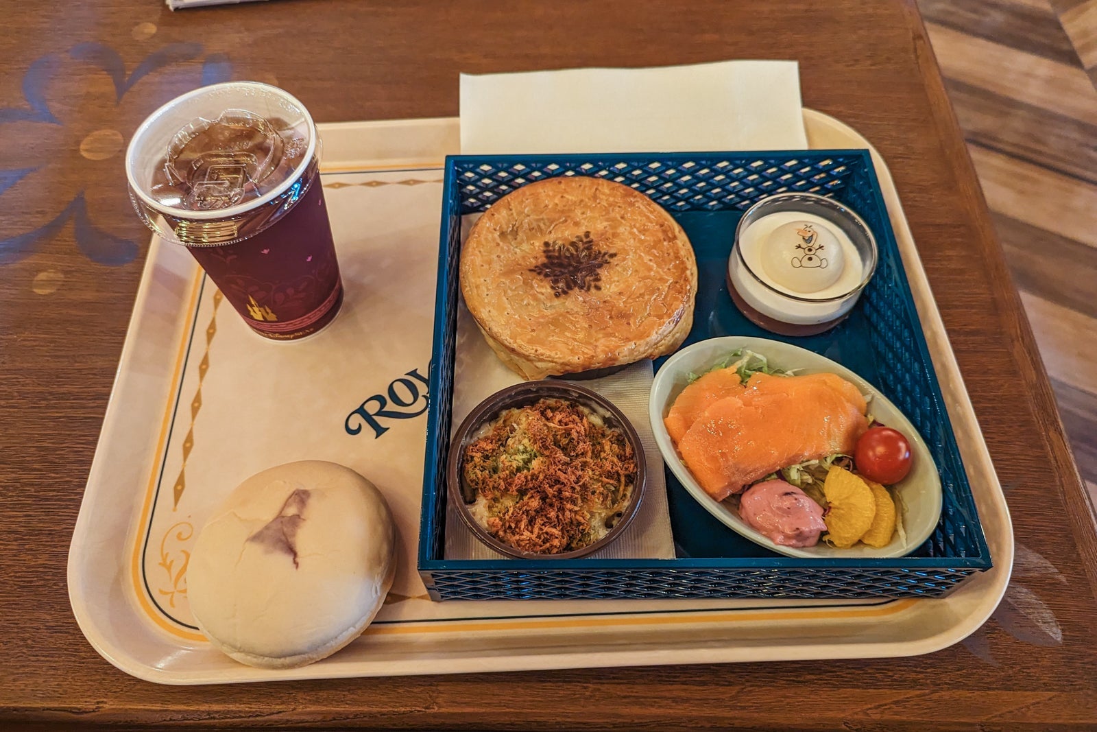 You can also purchase a children's version of the Royal Set and various drinks at the Royal Banquet of Arendelle.