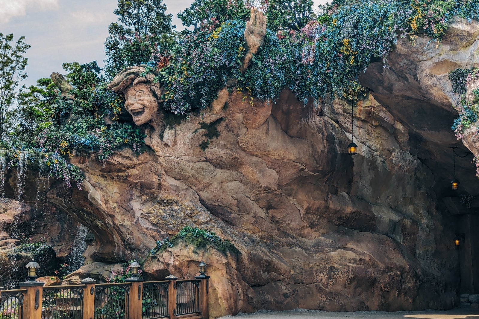 Tokyo DisneySea Fantasy Springs rockwork