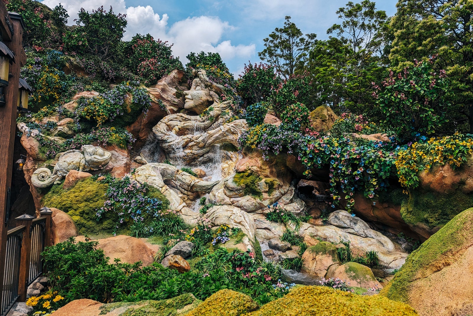 Tokyo DisneySea Fantasy Springs rockwork