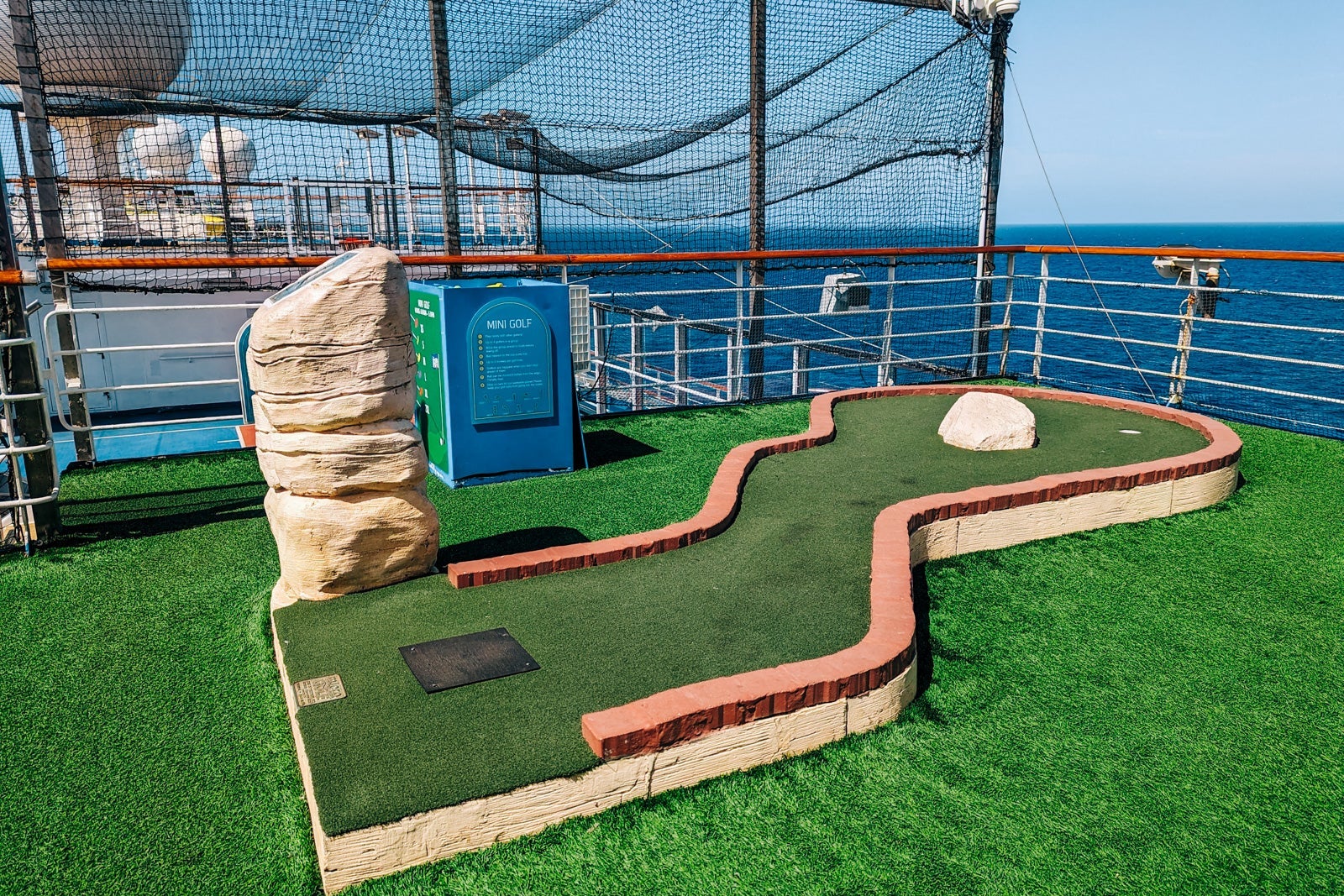 Carnival Glory minigolf