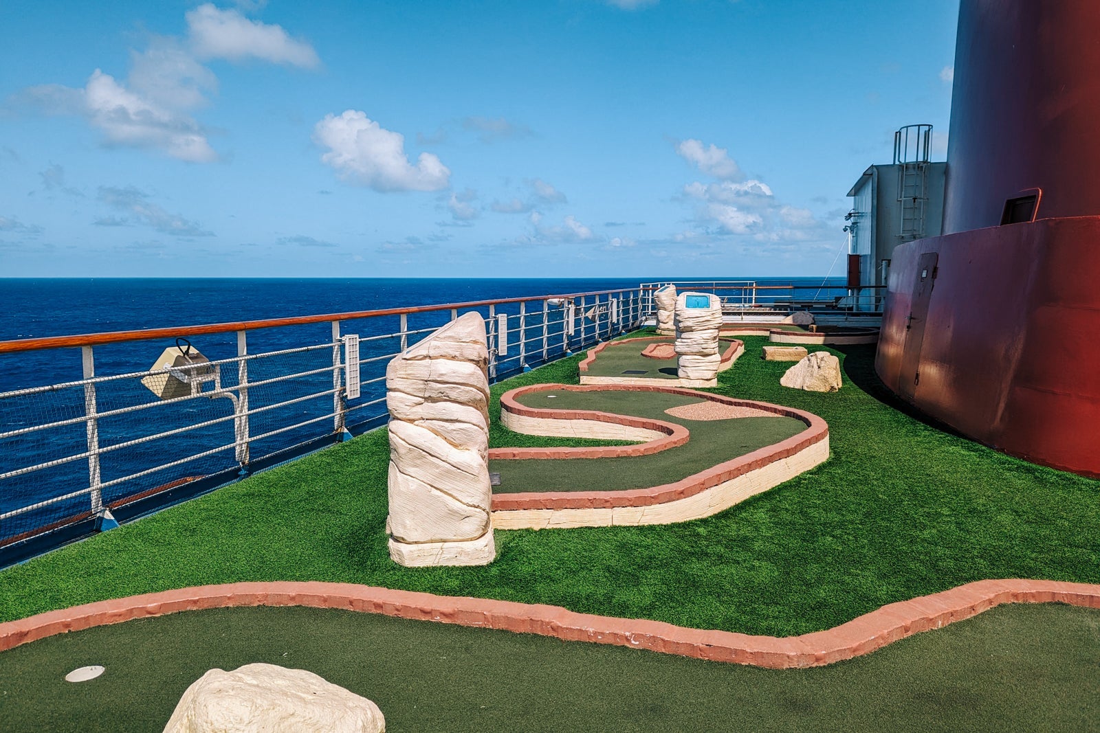 Carnival Glory minigolf
