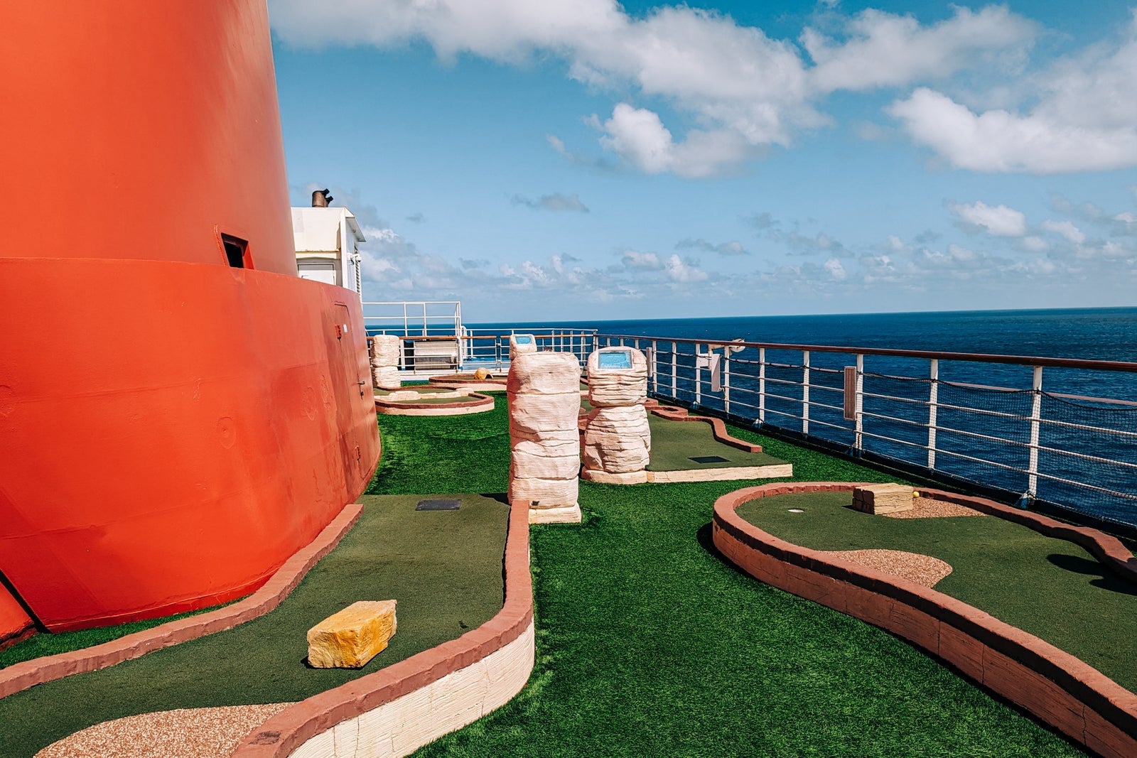 Carnival Glory minigolf