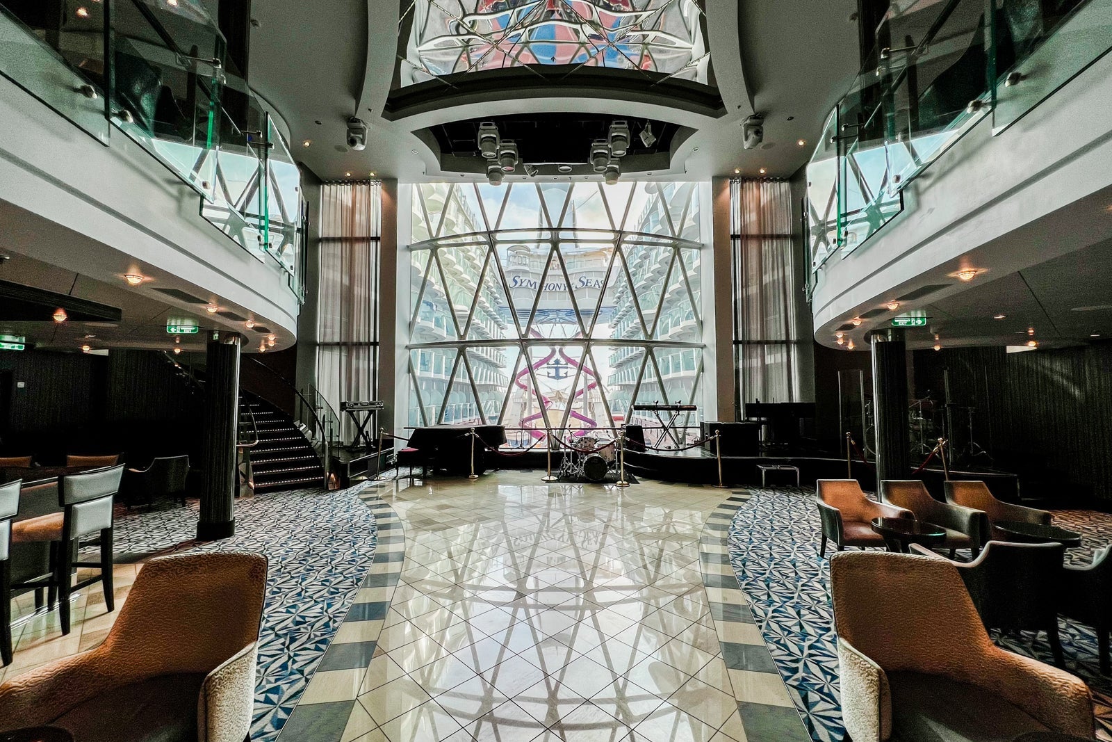 Dazzles bar on Symphony of the Seas