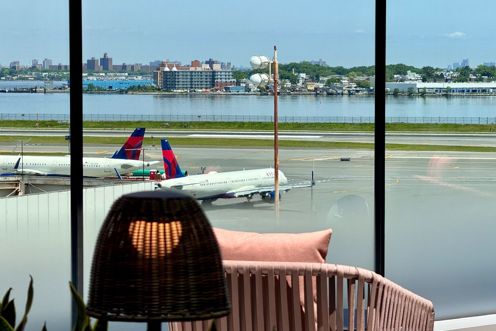 DElta SkyClub LGA