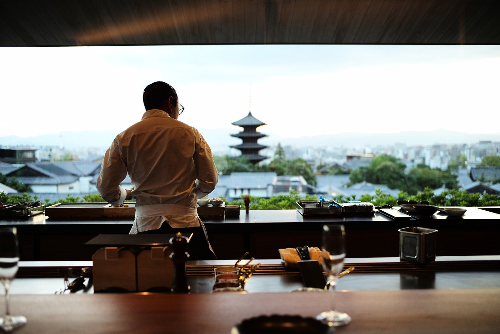 Chef cooking at Park Hyatt Kyoto teppanyaki restaurant, Yasaka