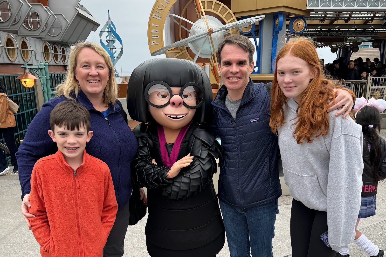 Tokyo DisneySea Edna Mode Character Meet and Greet (1)