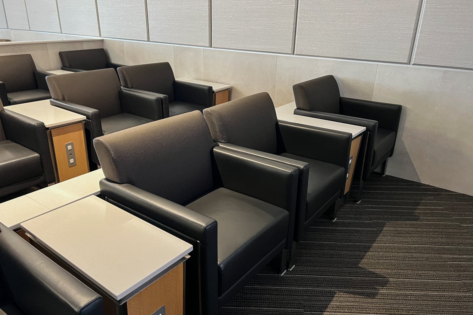 aa flagship lounge ord