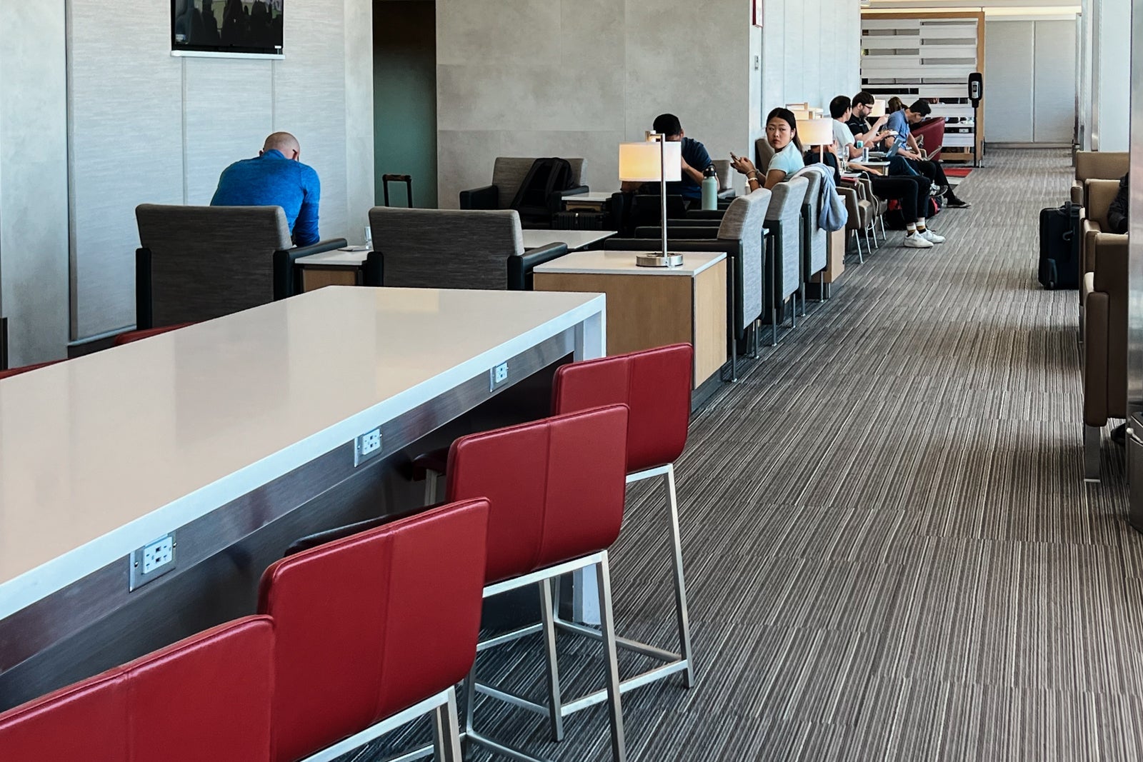 aa flagship lounge ord