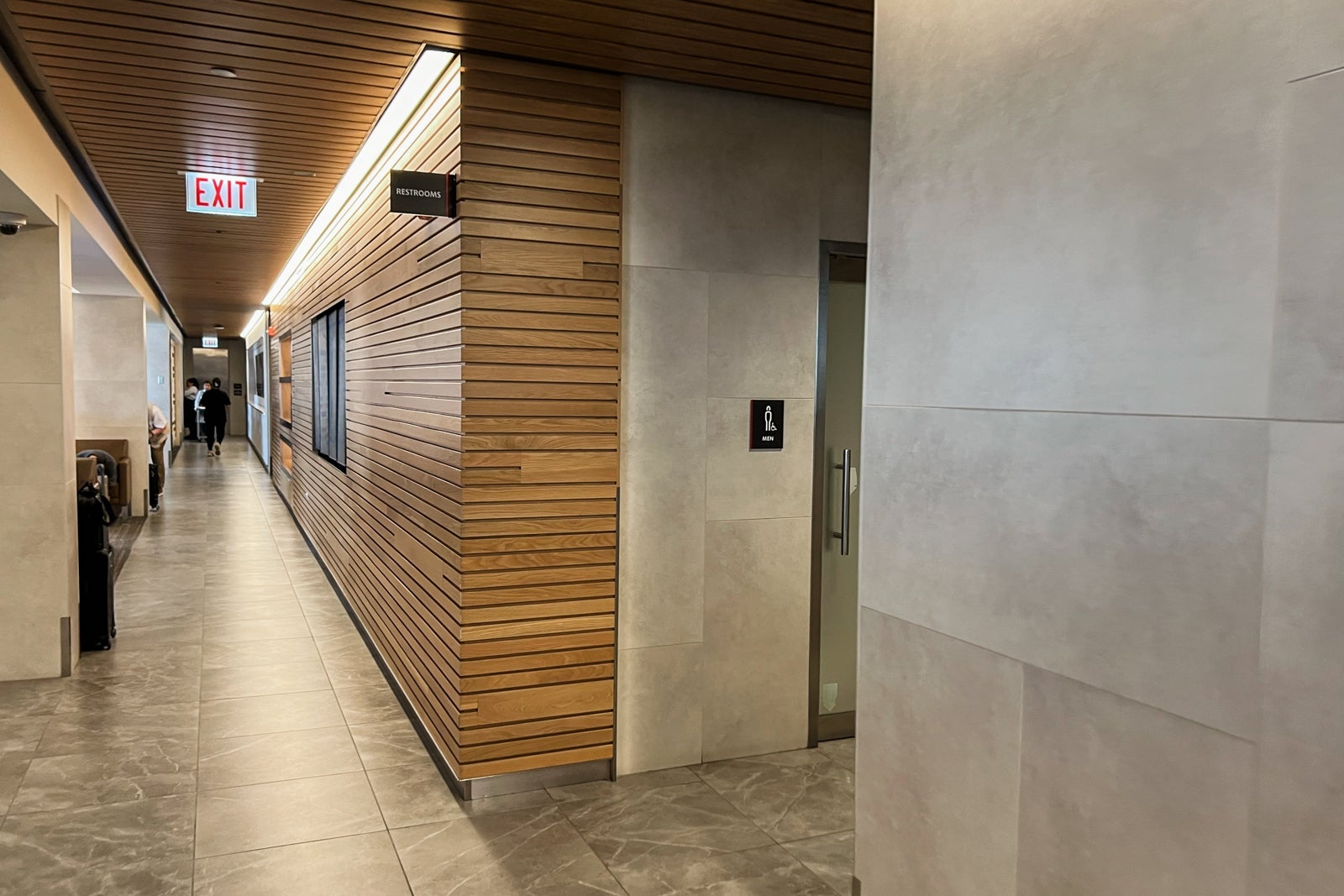 aa flagship lounge ord