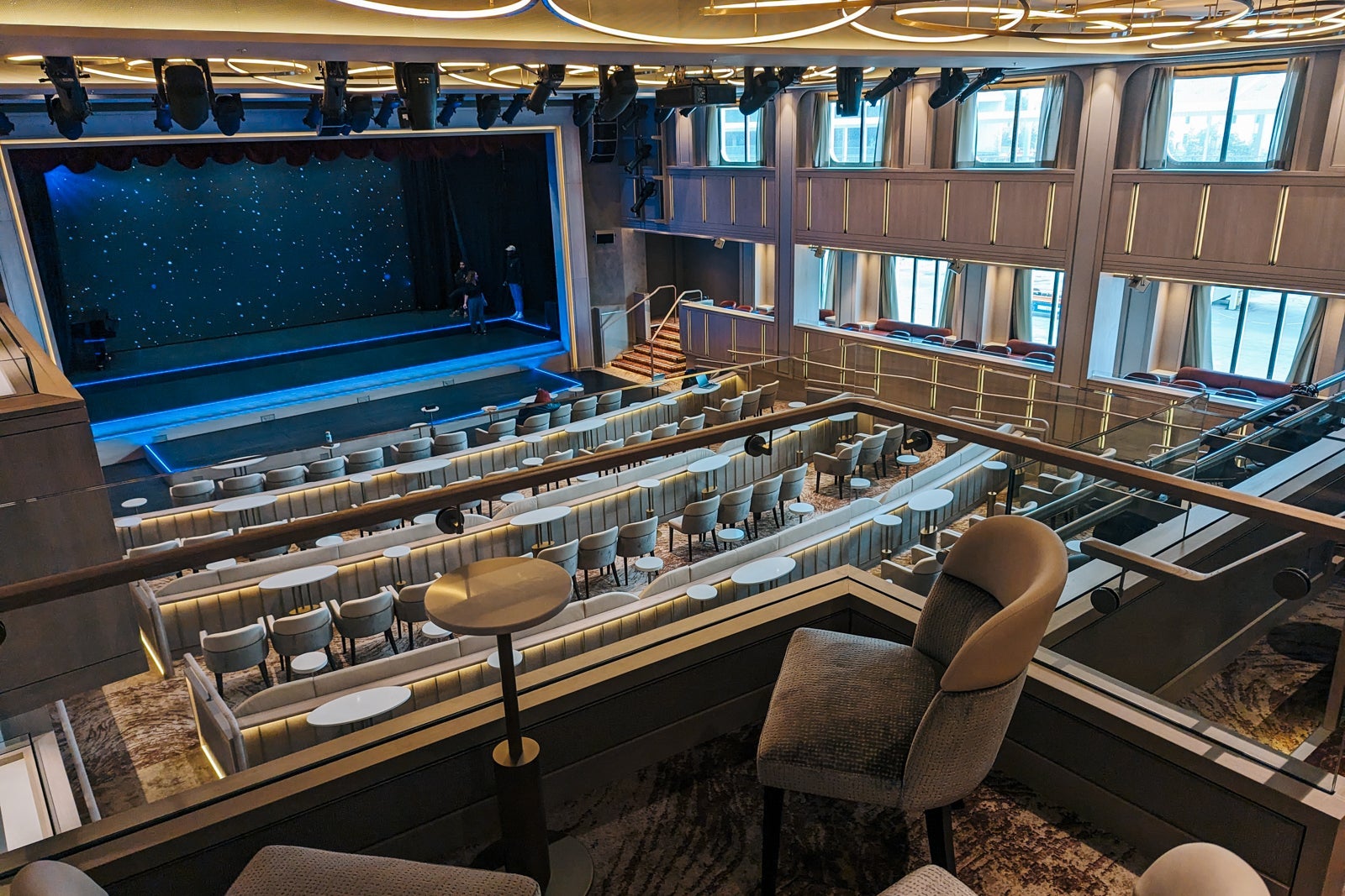 Venetian Lounge on Silver Ray.