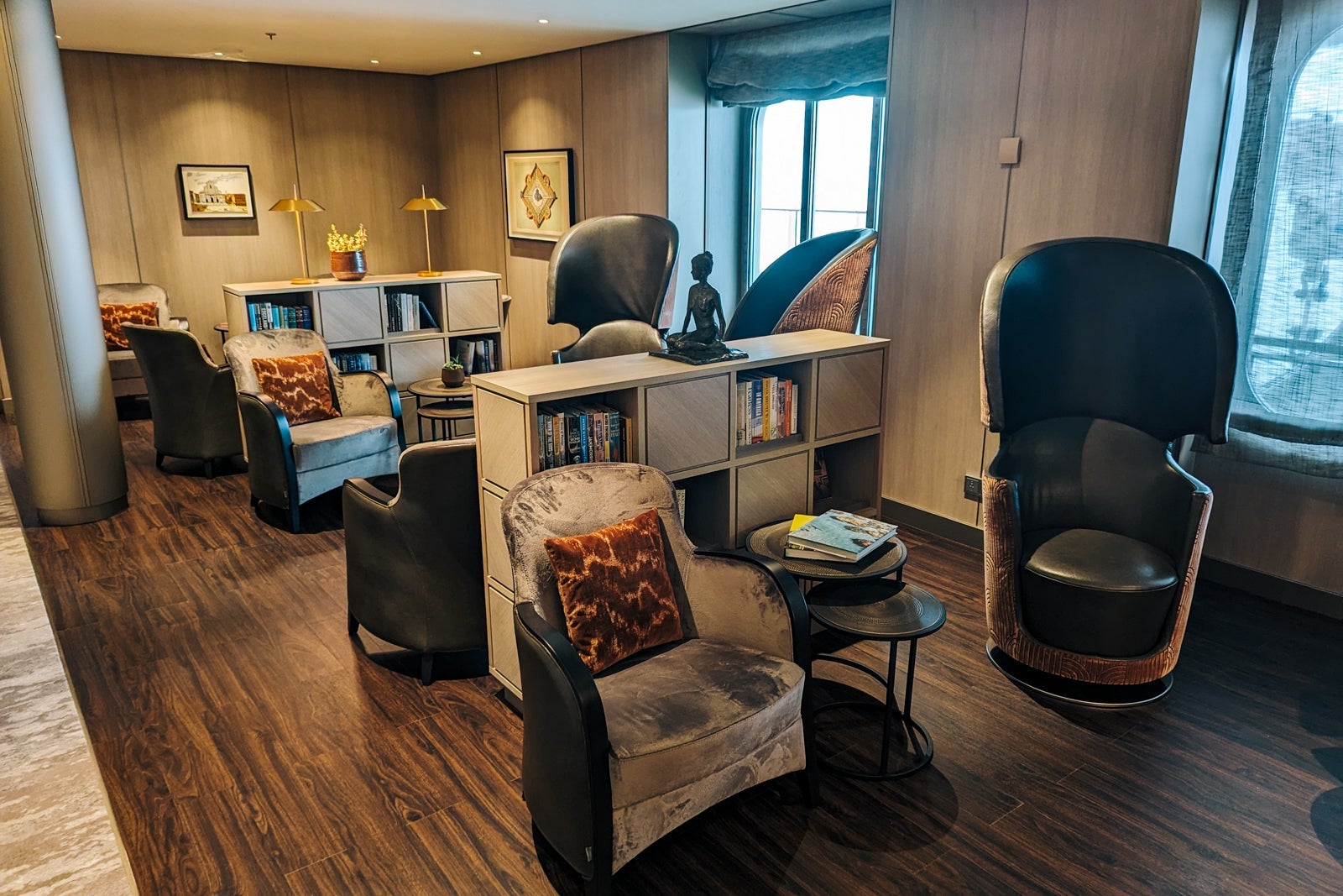 Reading corner on Silver Ray.