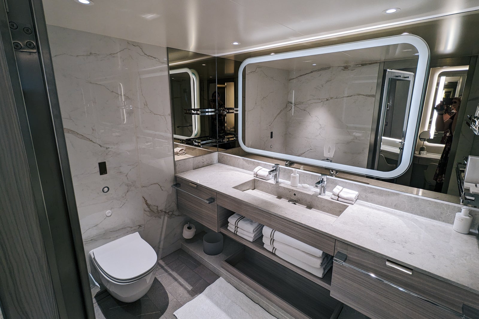 Bathroom of Deluxe Veranda Suite on Silver Ray.