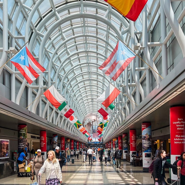 American building a brand-new Admirals Club at Chicago's O'Hare amid turf battle with United