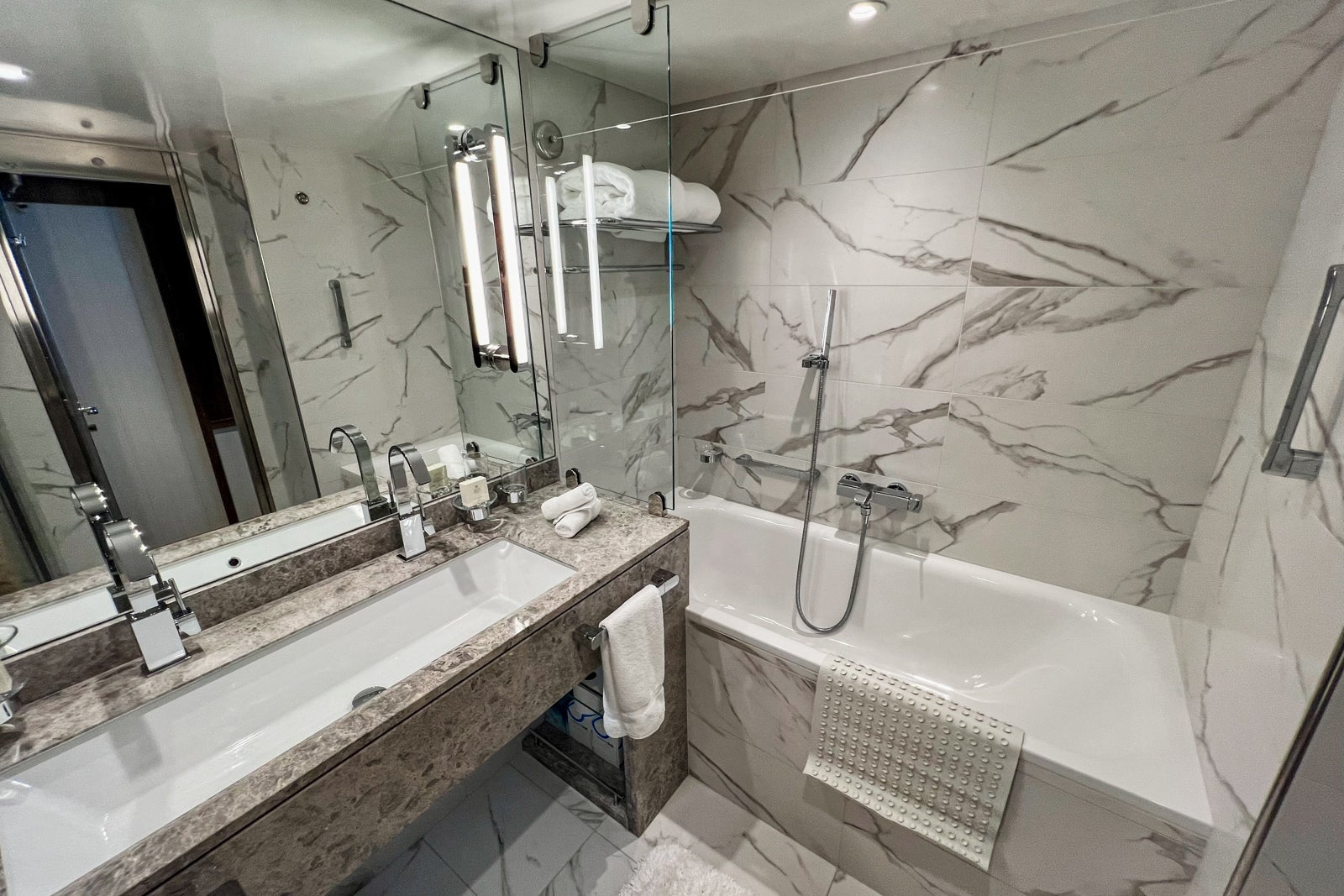 Seabourn Pursuit Veranda Suite bathroom