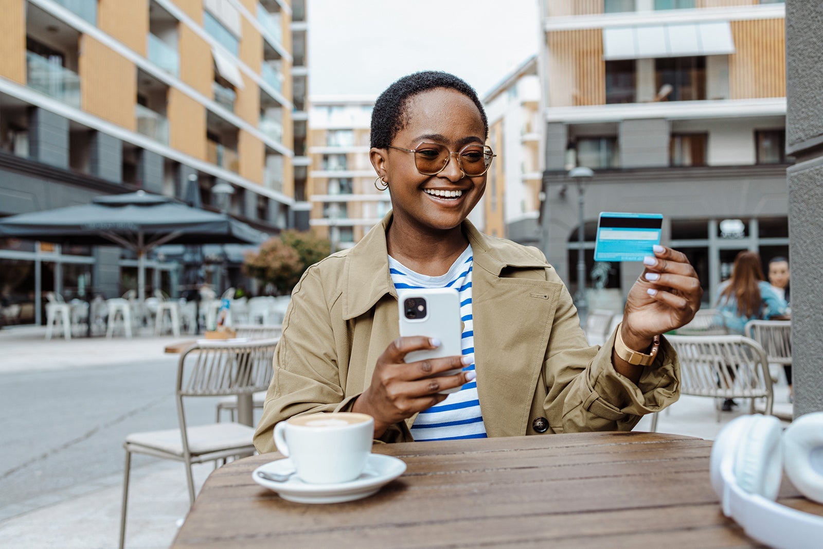 A woman using a credit card at a cafe