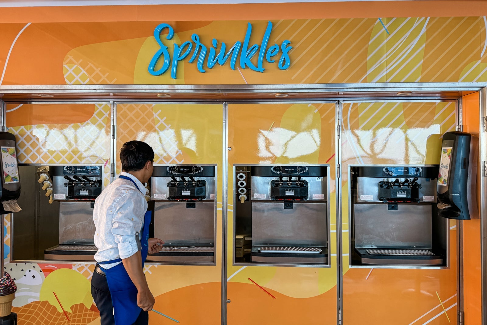 Utopia of the Seas dining