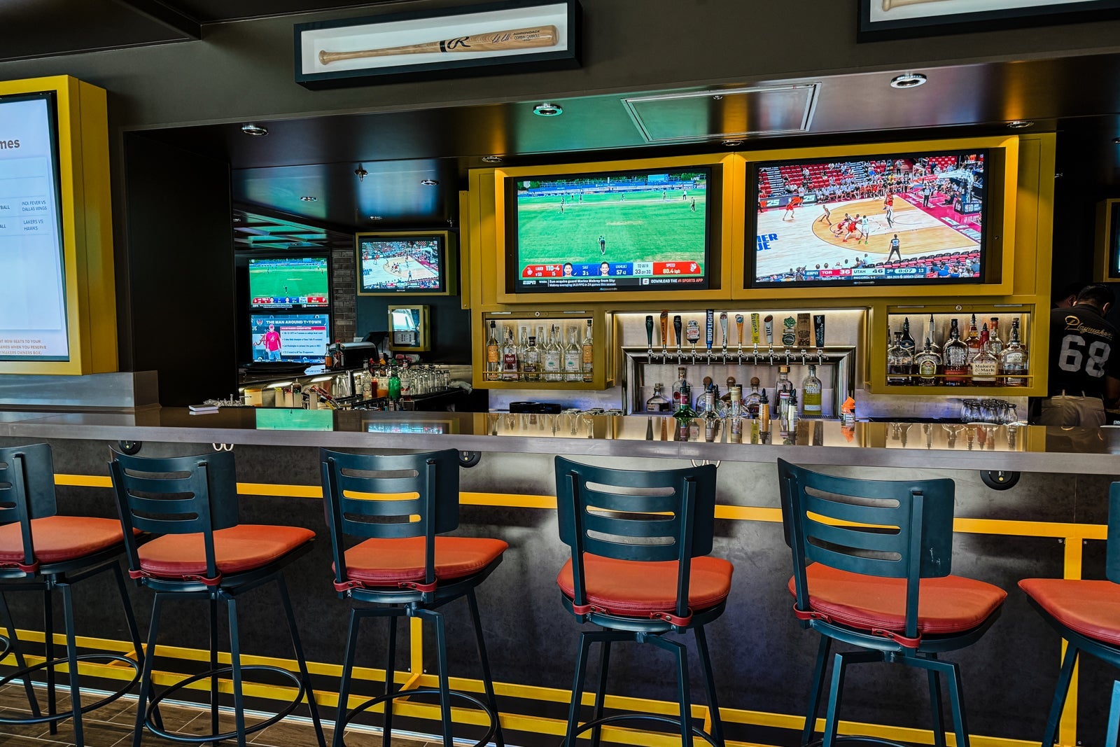 Utopia of the Seas bars