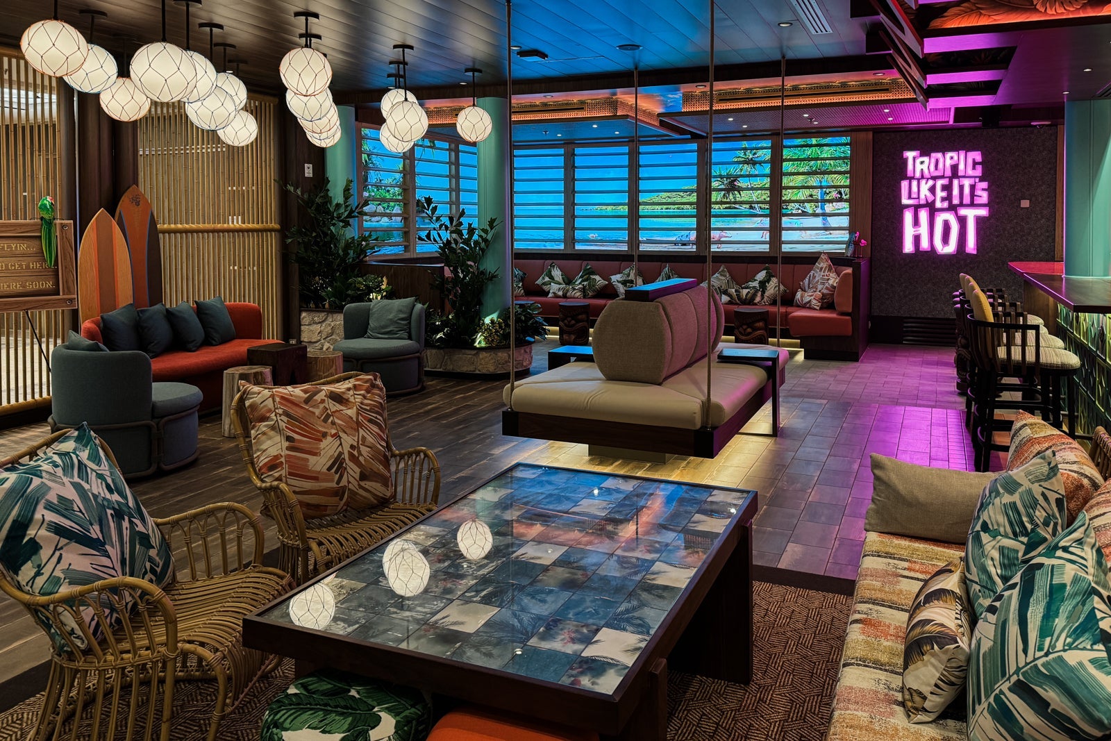 Utopia of the Seas bars