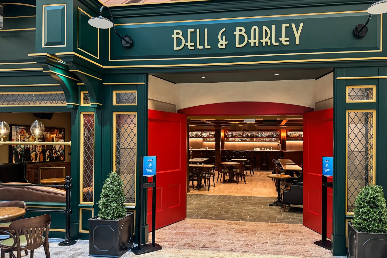 Utopia of the Seas bars