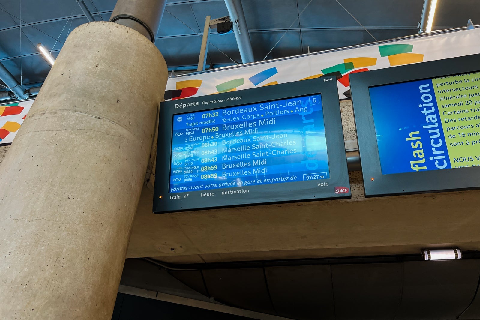 Wait time screens at Disneyland Paris