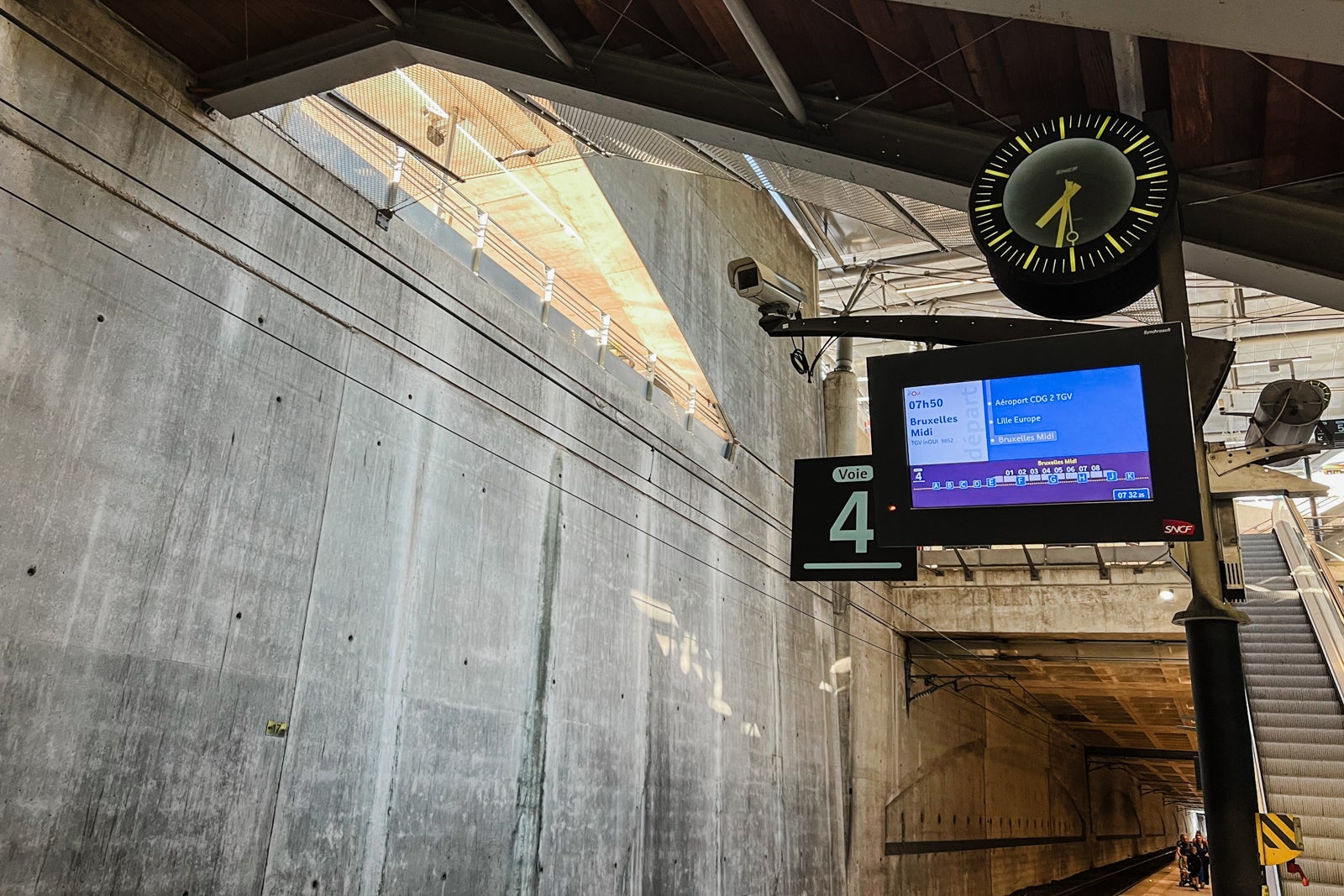 Wait time screens at Disneyland Paris